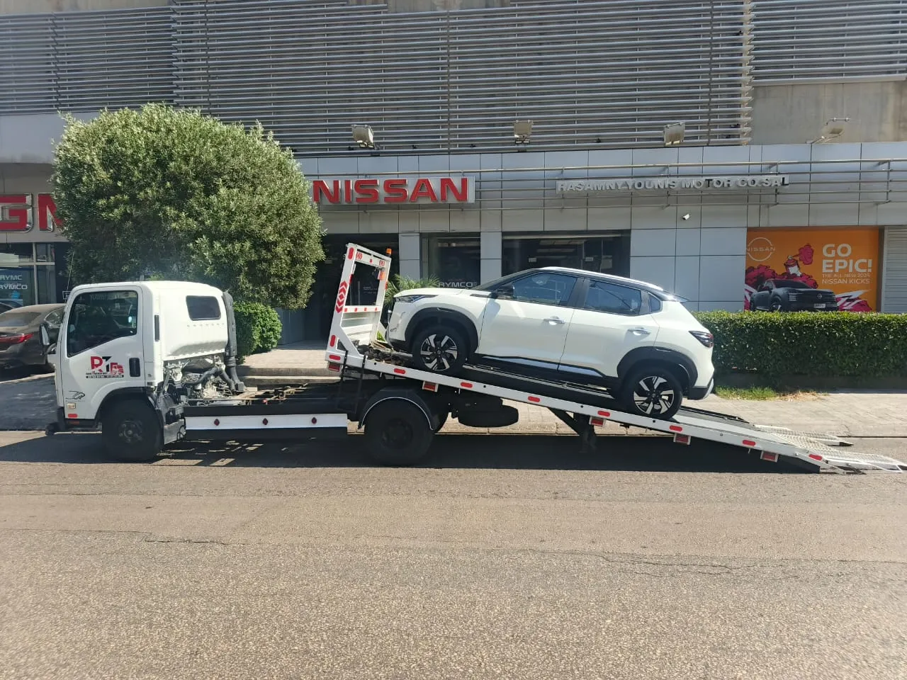 شاحنة قطر احترافية تحمل سيارة للنقل في خدمة السيارات في طرابلس